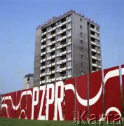 1.05.1978, Warszawa, Polska.
Obchody Święta Pracy. Transparent Polskiej Zjednoczonej Partii Robotniczej.
Fot. Edward Grochowicz, zbiory Ośrodka KARTA