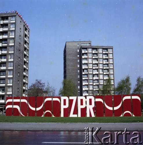 1.05.1978, Warszawa, Polska.
Obchody Święta Pracy. Transparent Polskiej Zjednoczonej Partii Robotniczej.
Fot. Edward Grochowicz, zbiory Ośrodka KARTA