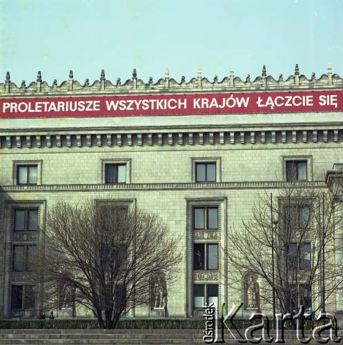1.05.1978, Warszawa, Polska.
Obchody Święta Pracy. Okolicznościowe hasła propagandowe na Pałacu Kultury i Nauki.
Fot. Edward Grochowicz, zbiory Ośrodka KARTA