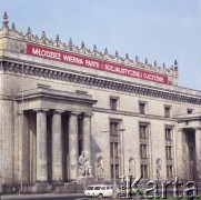 1.05.1978, Warszawa, Polska.
Obchody Święta Pracy. Okolicznościowe hasła propagandowe na Pałacu Kultury i Nauki.
Fot. Edward Grochowicz, zbiory Ośrodka KARTA