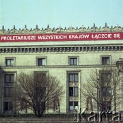 1.05.1978, Warszawa, Polska.
Obchody Święta Pracy. Okolicznościowe hasła propagandowe na Pałacu Kultury i Nauki.
Fot. Edward Grochowicz, zbiory Ośrodka KARTA
