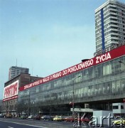 1.05.1978, Warszawa, Polska.
Obchody Święta Pracy. Dekoracje na domu towarowym Centrum przy ulicy Marszałkowskiej.
Fot. Edward Grochowicz, zbiory Ośrodka KARTA