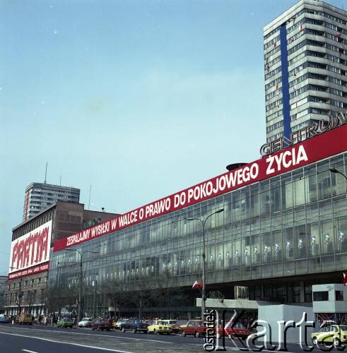 1.05.1978, Warszawa, Polska.
Obchody Święta Pracy. Dekoracje na domu towarowym Centrum przy ulicy Marszałkowskiej.
Fot. Edward Grochowicz, zbiory Ośrodka KARTA