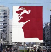 1.05.1978, Warszawa, Polska.
Obchody Święta Pracy. Okolicznościowy transparent propagandowy przy ulicy Marszałkowskiej między domami towarowymi Centrum.
Fot. Edward Grochowicz, zbiory Ośrodka KARTA
