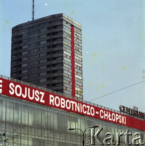 1.05.1978, Warszawa, Polska.
Obchody Święta Pracy. Okolicznościowe transparenty propagandowe.
Fot. Edward Grochowicz, zbiory Ośrodka KARTA