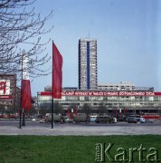 1.05.1978, Warszawa, Polska.
Obchody Święta Pracy. Flagi transparenty na placu Defilad oraz ulicy Marszałkowskiej.
Fot. Edward Grochowicz, zbiory Ośrodka KARTA