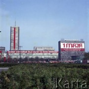 1.05.1978, Warszawa, Polska.
Obchody Święta Pracy. Widok na ulicę Marszałkowską okolicznościowo udekorowaną transparentami.
Fot. Edward Grochowicz, zbiory Ośrodka KARTA