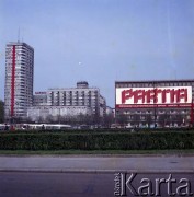 1.05.1978, Warszawa, Polska.
Obchody Święta Pracy. Ulice Warszawy udekorowane transparentami okolicznościowymi.
Fot. Edward Grochowicz, zbiory Ośrodka KARTA