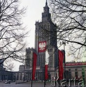 1.05.1978, Warszawa, Polska.
Obchody Święta Pracy. Pałac Kultury i Nauki udekorowany godłem Polski i hasłami propagandowymi.
Fot. Edward Grochowicz, zbiory Ośrodka KARTA