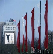 1.05.1978, Warszawa, Polska.
Obchody Święta Pracy. Plakat i flagi na ulicy Warzawy.
Fot. Edward Grochowicz, zbiory Ośrodka KARTA