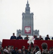 1.05.1978, Warszawa, Polska.
Obchody Święta Pracy. Przywódcy partyjni i przedstawiciele władz obserwują pochód z trybuny honorowej na placu Defilad. 1. od lewej prezydent Warszawy Jerzy Majewski.
Fot. Edward Grochowicz, zbiory Ośrodka KARTA