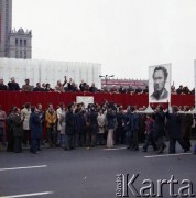 1.05.1978, Warszawa, Polska.
Obchody Święta Pracy. Przywódcy partyjni i przedstawiciele władz obserwują pochód z trybuny honorowej na placu Defilad. 2. od lewej: Stefan Olszowski, dalej generał Wojciech Jaruzelski, zastępca przewodniczącego Rady Państwa Edward Babiuch, NN, premier Piotr Jaroszewicz, I sekretarz KC PZPR Edward Gierek, NN, I sekretarz Komitetu Warszawskiego PZPR Alojzy Karkoszka.
Fot. Edward Grochowicz, zbiory Ośrodka KARTA