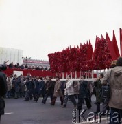 1.05.1978, Warszawa, Polska.
Obchody Święta Pracy. Przywódcy partyjni i przedstawiciele władz obserwują pochód z trybuny honorowej na placu Defilad.
Fot. Edward Grochowicz, zbiory Ośrodka KARTA