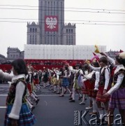 1.05.1978, Warszawa, Polska.
Obchody Święta Pracy. Przywódcy partyjni i przedstawiciele władz obserwują pochód z trybuny honorowej na placu Defilad. Grupa dzieci w strojach ludowych podczas pochodu.
Fot. Edward Grochowicz, zbiory Ośrodka KARTA