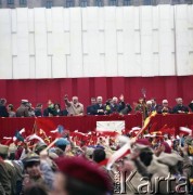 1.05.1978, Warszawa, Polska.
Obchody Święta Pracy. Przywódcy partyjni i przedstawiciele władz obserwują pochód z trybuny honorowej na placu Defilad. Tyłem, w mundurze, stoi generał Wojciech Jaruzelski. W jasnym płaszczu premier Piotr Jaroszewicz, dalej I sekretarz KC PZPR Edward Gierek, I sekretarz Komitetu Warszawskiego PZPR Alojzy Karkoszka. Za proporcem przewodniczący Rady Państwa Henryk Jabłoński.
Fot. Edward Grochowicz, zbiory Ośrodka KARTA