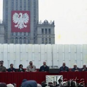 1.05.1978, Warszawa, Polska.
Obchody Święta Pracy. Przywódcy partyjni i przedstawiciele władz obserwują pochód z trybuny honorowej na placu Defilad. Od lewej: generał Wojciech Jaruzelski, zastępca przewodniczącego Rady Państwa Edward Babiuch, NN, premier Piotr Jaroszewicz, I sekretarz KC PZPR Edward Gierek, I sekretarz Komitetu Warszawskiego PZPR Alojzy Karkoszka, przewodniczący Rady Państwa Henryk Jabłoński.
Fot. Edward Grochowicz, zbiory Ośrodka KARTA