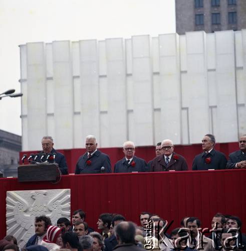1.05.1978, Warszawa, Polska.
Obchody Święta Pracy. Przywódcy partyjni i przedstawiciele władz obserwują pochód z trybuny honorowej na placu Defilad. Od lewej: I sekretarz KC PZPR Edward Gierek, I sekretarz Komitetu Warszawskiego PZPR Alojzy Karkoszka, przewodniczący Rady Państwa Henryk Jabłoński.
Fot. Edward Grochowicz, zbiory Ośrodka KARTA