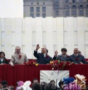 1.05.1978, Warszawa, Polska.
Obchody Święta Pracy. Przywódcy partyjni i przedstawiciele władz obserwują pochód z trybuny honorowej na placu Defilad. Od lewej: premier Piotr Jaroszewicz, I sekretarz KC PZPR Edward Gierek, NN, I sekretarz Komitetu Warszawskiego PZPR Alojzy Karkoszka.
Fot. Edward Grochowicz, zbiory Ośrodka KARTA