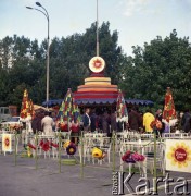 1978, Warszawa, Polska.
Święto Trybuny Ludu. Festyn przy stadionie Dziesięciolecia. Kolejka do kawiarni.
Fot. Edward Grochowicz, zbiory Ośrodka KARTA