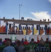 1978, Warszawa, Polska.
Święto Trybuny Ludu. Występ zespołu ludowego przed Stadionem Dziesięciolecia.
 Fot. Edward Grochowicz, zbiory Ośrodka KARTA