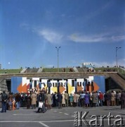 1978, Warszawa, Polska.
Święto Trybuny Ludu. Występ zespołu ludowego przed Stadionem Dziesięciolecia.
Fot. Edward Grochowicz, zbiory Ośrodka KARTA