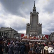 1978, Warszawa, Polska.
Święto Trybuny Ludu. Występ zespołu ludowego na placu Defilad.
 Fot. Edward Grochowicz, zbiory Ośrodka KARTA