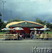 1978, Warszawa, Polska.
Święto Trybuny Ludu. Warszawiacy przy stoisku restauracyjnym, w pobliżu Stadionu Dziesięciolecia.
Fot. Edward Grochowicz, zbiory Ośrodka KARTA