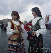 1978, Warszawa, Polska.
Święto Trybuny Ludu. Kobiety w strojach ludowych na placu Defilad.
 Fot. Edward Grochowicz, zbiory Ośrodka KARTA