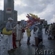 1978, Warszawa, Polska.
Święto Trybuny Ludu. Sprzedawca balonów na placu Defilad.
Fot. Edward Grochowicz, zbiory Ośrodka KARTA Fot. Edward Grochowicz, zbiory Ośrodka KARTA