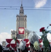 1.05.1979, Warszawa, Polska.
Obchody Święta Pracy. Pałac Kultury i Nauki udekorowany okolicznościowym transparentem z godłem Polski. 
Fot. Edward Grochowicz zbiory Ośrodka KARTA