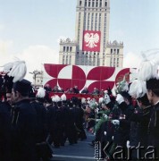 1.05.1979, Warszawa, Polska.
Obchody Święta Pracy. Grupa górników w strojach paradnych w pochodzie na placu Defilad. Na trybunie przywódcy partyjni i przedstawiciele władz. Od lewej: przewodniczący Rady Państwa Henryk Jabłoński, I sekretarz Komitetu Warszawskiego PZPR Alojzy Karkoszka, I sekretarz KC PZPR Edward Gierek, premier Piotr Jaroszewicz.
Fot. Edward Grochowicz zbiory Ośrodka KARTA