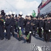 1.05.1979, Warszawa, Polska.
Obchody Święta Pracy. Grupa górników w strojach paradnych w pochodzie.
Fot. Edward Grochowicz zbiory Ośrodka KARTA