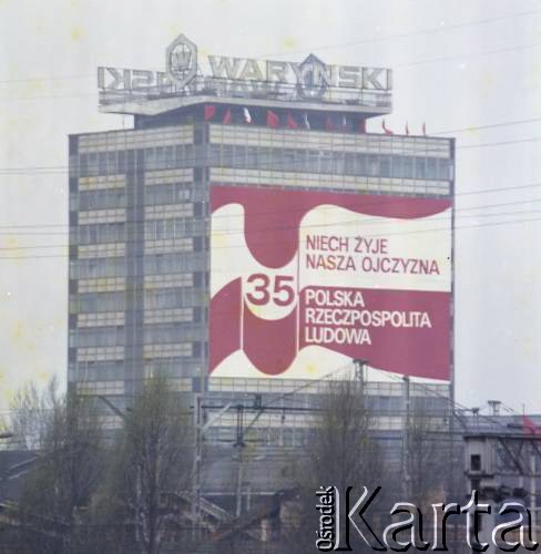 1.05.1979, Warszawa, Polska.
Obchody Święta Pracy. Okolicznościowy transparent propagandowy z napisem: niech żyje nasza ojczyzna Polska Rzeczpospolita Ludowa.
Fot. Edward Grochowicz zbiory Ośrodka KARTA