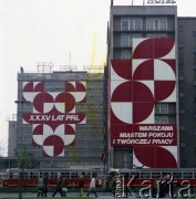 1.05.1979, Warszawa, Polska.
Obchody Święta Pracy. Budynek Hotelu Metropol przy ulicy Marszałkowskiej 99A oraz budynku banku PKO z okolicznościowymi propagandowymi dekoracjami.
Fot. Edward Grochowicz zbiory Ośrodka KARTA