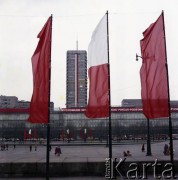 1.05.1979, Warszawa, Polska.
Obchody Święta Pracy. Flagi transparenty na placu Defilad oraz ulicy Marszałkowskiej.
Fot. Edward Grochowicz zbiory Ośrodka KARTA