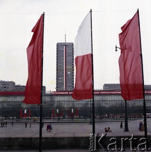 1.05.1979, Warszawa, Polska.
Obchody Święta Pracy. Flagi transparenty na placu Defilad oraz ulicy Marszałkowskiej.
Fot. Edward Grochowicz zbiory Ośrodka KARTA
