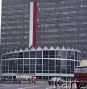 1.05.1979, Warszawa, Polska.
Obchody Święta Pracy. Budynek będącej siedzibą banku PKO Rotundy od strony ulicy Marszałkowskiej.
Fot. Edward Grochowicz zbiory Ośrodka KARTA