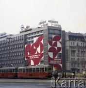 1.05.1979, Warszawa, Polska.
Obchody Święta Pracy. Budynek Hotelu Metropol przy ulicy Marszałkowskiej 99A z okolicznościowymi propagandowymi dekoracjami.
Fot. Edward Grochowicz zbiory Ośrodka KARTA