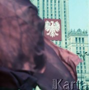 1.05.1979, Warszawa, Polska.
Obchody Święta Pracy. Okolicznościowe dekoracje: czerwone flagi, transparent z godłem Polskiej Rzeczpospolitej Ludowej na Pałacu Kultury i Nauki.
Fot. Edward Grochowicz zbiory Ośrodka KARTA