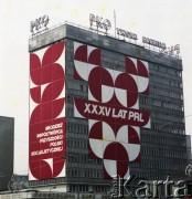 1.05.1979, Warszawa, Polska.
Obchody Święta Pracy. Budynek Banku PKO  przy ulicy Marszałkowskiej z okolicznościowymi propagandowymi dekoracjami.
Fot. Edward Grochowicz zbiory Ośrodka KARTA