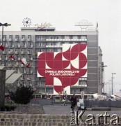 1.05.1979, Warszawa, Polska.
Obchody Święta Pracy. Budynek Hotelu Metropol przy ulicy Marszałkowskiej 99A z okolicznościowymi propagandowymi dekoracjami.
Fot. Edward Grochowicz zbiory Ośrodka KARTA