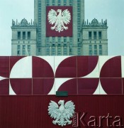 1.05.1979, Warszawa, Polska.
Obchody Święta Pracy. Pałac Kultury i Nauki z okolicznościowymi dekoracjami i transparentami. Na pierwszym planie trybuna honorowa.
Fot. Edward Grochowicz zbiory Ośrodka KARTA