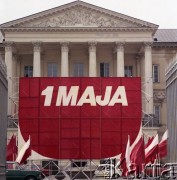 1.05.1979, Warszawa, Polska.
Obchody Święta Pracy. Okolicznościowy transparent propagandowy przed budynkiem Rady Narodowej m.st. Warszawy (ob. Urząd m.st. Warszawy).
Fot. Edward Grochowicz zbiory Ośrodka KARTA