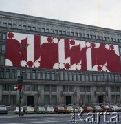 1.05.1979, Warszawa, Polska.
Obchody Święta Pracy. Okolicznościowy transparent propagandowy na budynku KC PZPR.
Fot. Edward Grochowicz zbiory Ośrodka KARTA