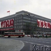 1.05.1979, Warszawa, Polska.
Obchody Święta Pracy. Okolicznościowy transparent propagandowy na budynku KC PZPR.
Fot. Edward Grochowicz zbiory Ośrodka KARTA