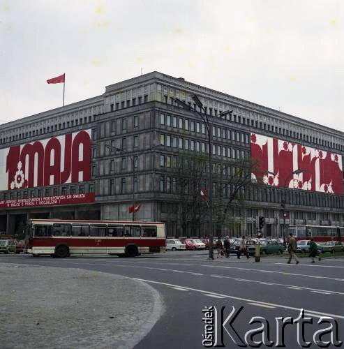 1.05.1979, Warszawa, Polska.
Obchody Święta Pracy. Okolicznościowy transparent propagandowy na budynku KC PZPR.
Fot. Edward Grochowicz zbiory Ośrodka KARTA