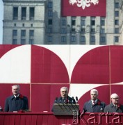 1.05.1979, Warszawa, Polska.
Obchody Święta Pracy. Przywódcy partyjni i przedstawiciele władz obserwują pochód z trybuny honorowej na placu Defilad. Od lewej: premier Piotr Jaroszewicz, I sekretarz KC PZPR Edward Gierek, I sekretarz Komitetu Warszawskiego PZPR Alojzy Karkoszka, przewodniczący Rady Państwa Henryk Jabłoński.
Fot. Edward Grochowicz zbiory Ośrodka KARTA