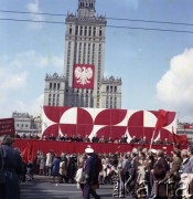 1.05.1979, Warszawa, Polska.
Obchody Święta Pracy. Przywódcy partyjni i przedstawiciele władz obserwują pochód z trybuny honorowej na placu Defilad. 3. od prawej (za flagą) przewodniczący Rady Państwa Henryk Jabłoński, dalej I sekretarz Komitetu Warszawskiego PZPR Alojzy Karkoszka, I sekretarz KC PZPR Edward Gierek, premier Piotr Jaroszewicz, NN, NN, generał Wojciech Jaruzelski, Stefan Olszowski.
Fot. Edward Grochowicz zbiory Ośrodka KARTA