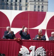 1.05.1979, Warszawa, Polska.
Obchody Święta Pracy. Przywódcy partyjni i przedstawiciele władz obserwują pochód z trybuny honorowej na placu Defilad. Od lewej: premier Piotr Jaroszewicz, I sekretarz KC PZPR Edward Gierek, I sekretarz Komitetu Warszawskiego PZPR Alojzy Karkoszka, przewodniczący Rady Państwa Henryk Jabłoński.
Fot. Edward Grochowicz zbiory Ośrodka KARTA