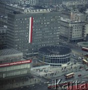 1.05.1979, Warszawa, Polska.
Obchody Święta Pracy. Widok na ulice Marszałkowską okolicznościowo udekorowaną propagandowymi hasłami i barwami flagi narodowej. Możemy zobaczyć budynek będącej siedzibą banku PKO Rotundy, wieżowiec Universalu i dom towarowy Centrum.
Fot. Edward Grochowicz zbiory Ośrodka KARTA